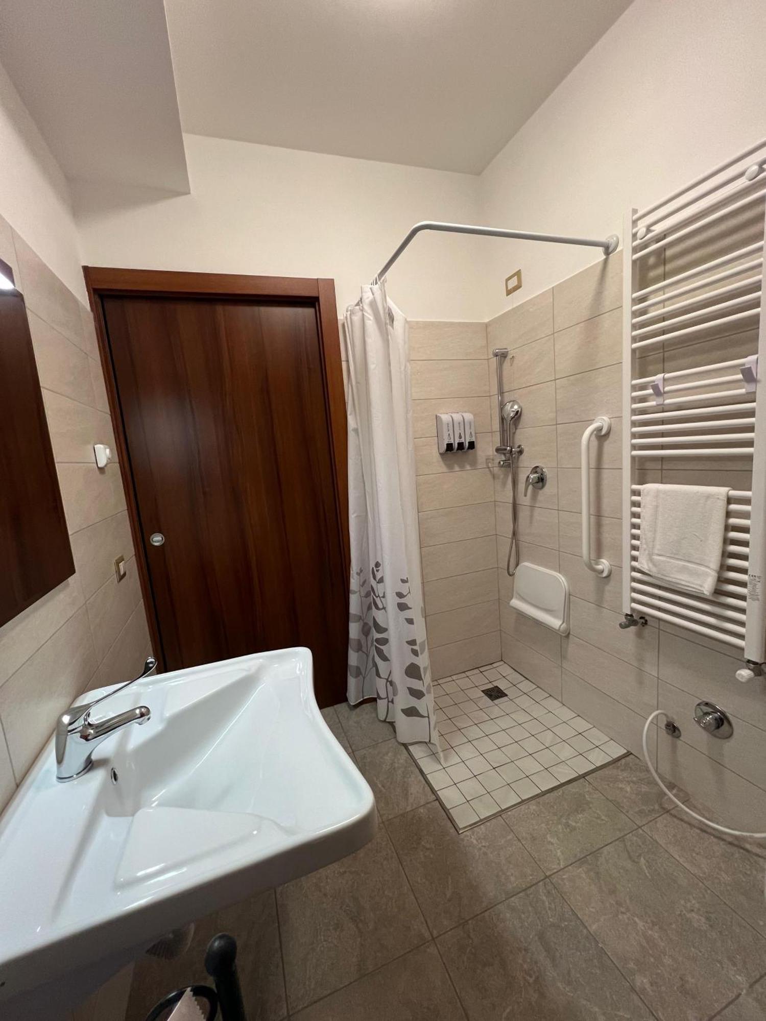 Sigis Hotel Фьюмичино Экстерьер фото